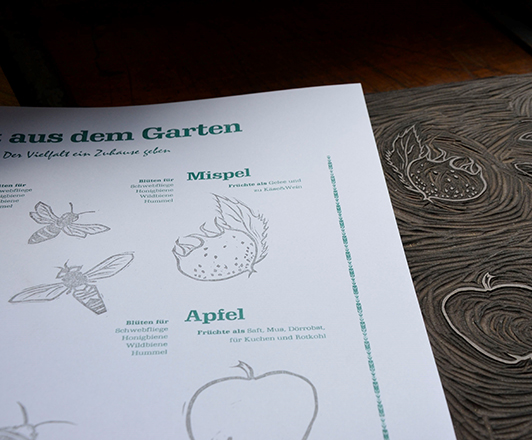 Plakat zur Artenvielfalt mit Linoldruckblock