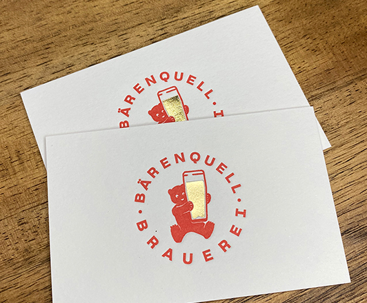 Vorderseite der Visitenkarte der Bärenquell Brauerei GmbH mit Heißfolienprägung